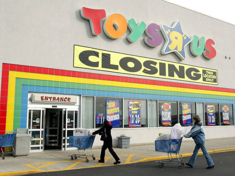 ARLINGTON HEIGHTS, IL - JANUARY 10: Shoppers push their carts toward a Toys R Us store entrance January 10, 2006 in Arlington Heights, Illinois. Vornado Realty Trust, which bought the company last year, announced on Monday, January 9, 2006 that Toys R Us is closing 87 stores including this location, twelve of them will reopen as Babies R Us locations. (Photo by Tim Boyle/Getty Images)