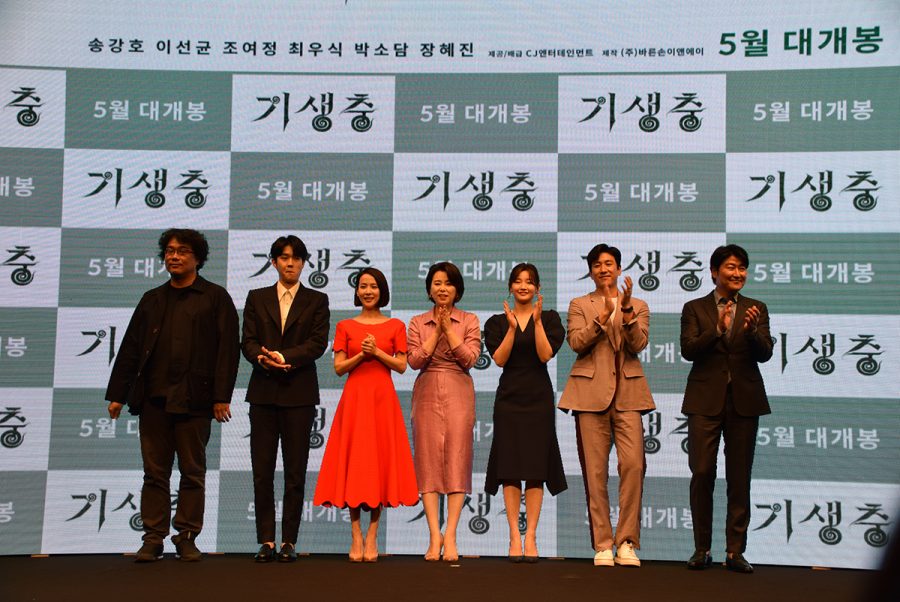 The cast of Parasite, including Cho Yeo-jeong, Park So-dam, Choi Woo-shik,and Kang-Ho Song.