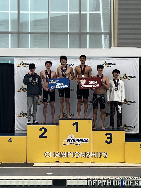 The Scarsdale Boys Swim and Dive team crushed expectations at their State meet (March 1-2) in Ithaca, NY. Captains Kevin Jiang ’24 and Bryan Manheimer ’24 led the team to multiple top-ten finishes and shattered school records.