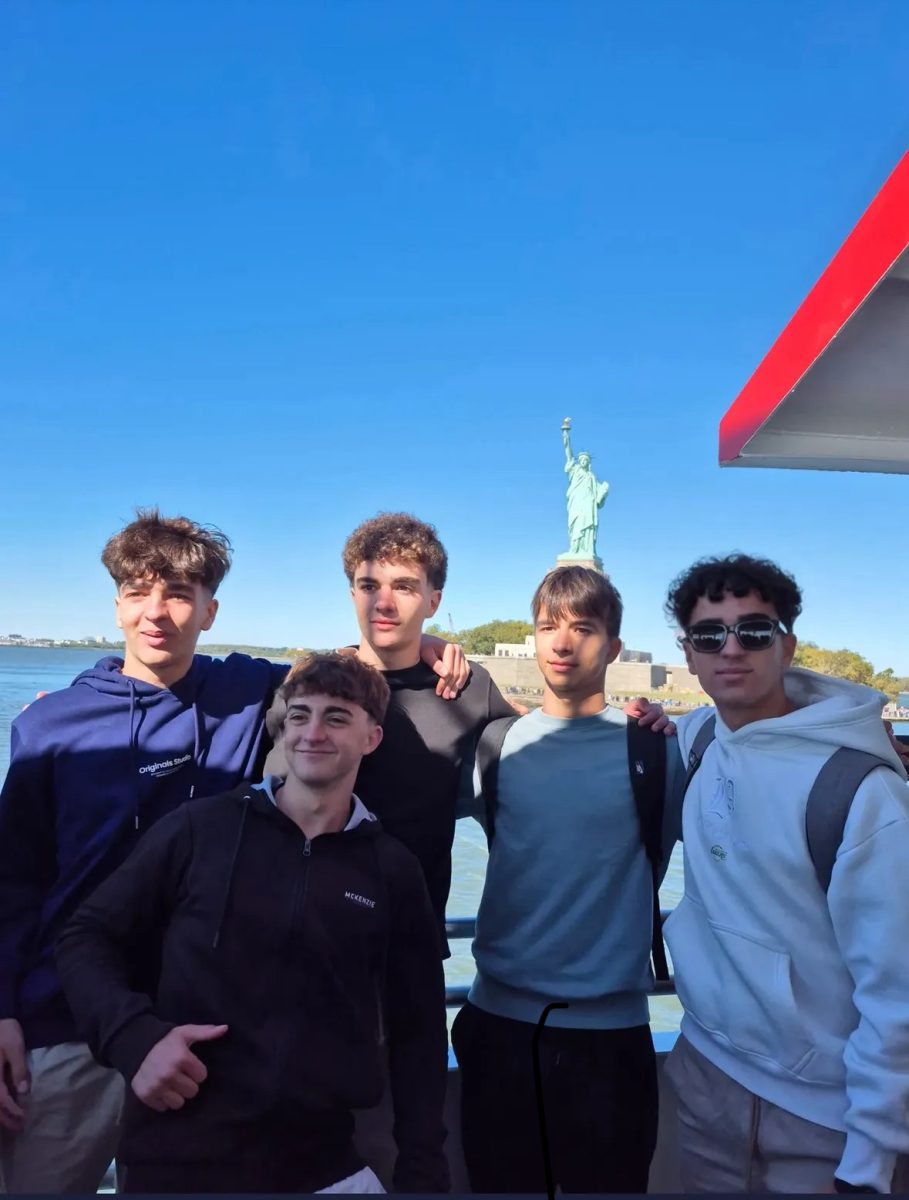 Spanish exchange students with a photo in front of the Statue of Liberty via the Circle Line.
